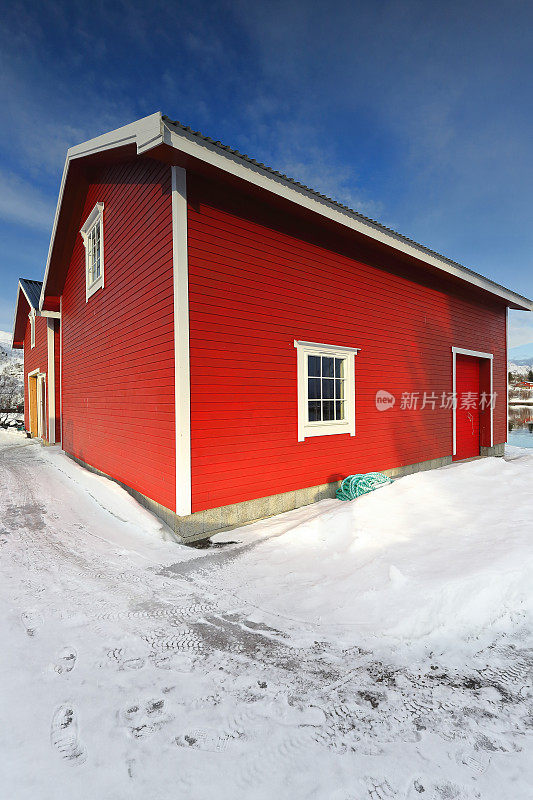 木制的红色小屋，渔港仓库。Sildpolltjonna bay-Austnesfjorden-Austvagoya-Lofoten islands-Norway。0163